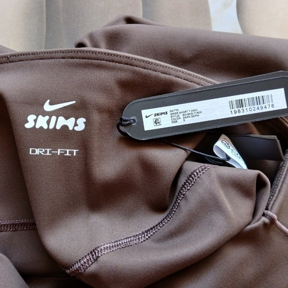 NWT NikeSkims Matte 7" Biker Shorts - Dark Sepia Size Small - Picture 5 of 9